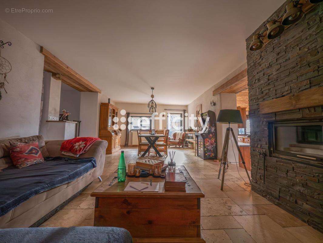 Maison à LA CHAPELLE-DE-SURIEU