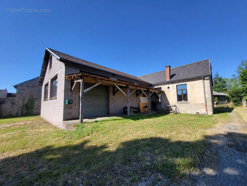 Parking à SAINT-GERVAIS-D&#039;AUVERGNE