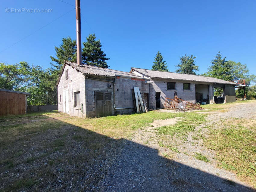 Parking à SAINT-GERVAIS-D&#039;AUVERGNE
