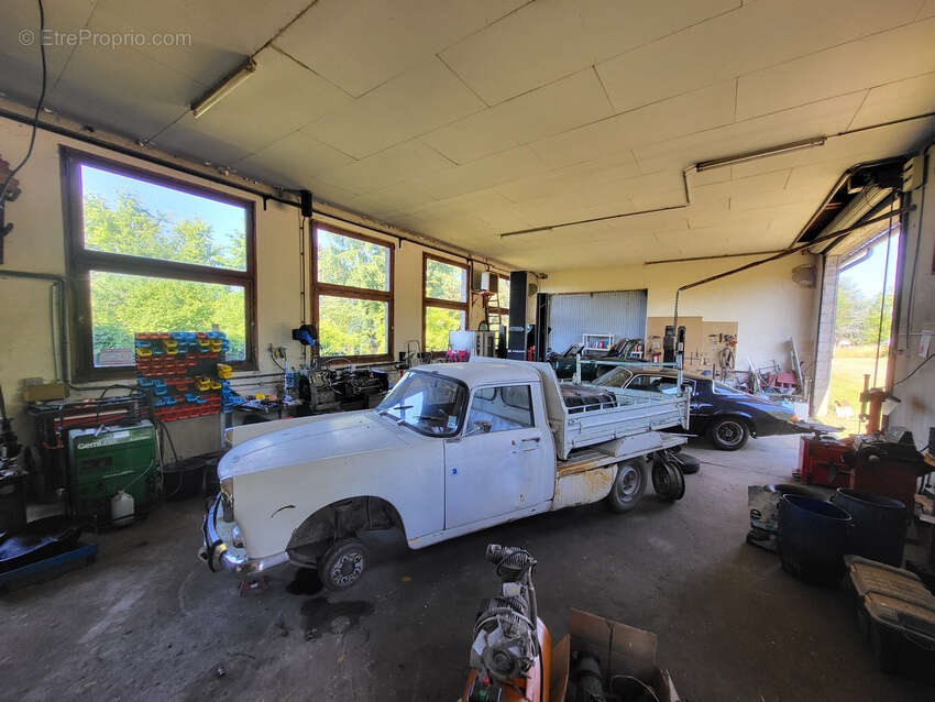 Parking à SAINT-GERVAIS-D&#039;AUVERGNE