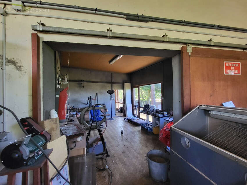 Parking à SAINT-GERVAIS-D&#039;AUVERGNE