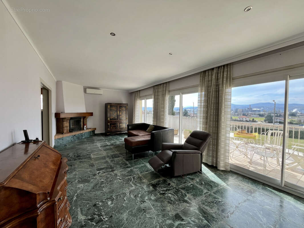 Maison à SALAISE-SUR-SANNE