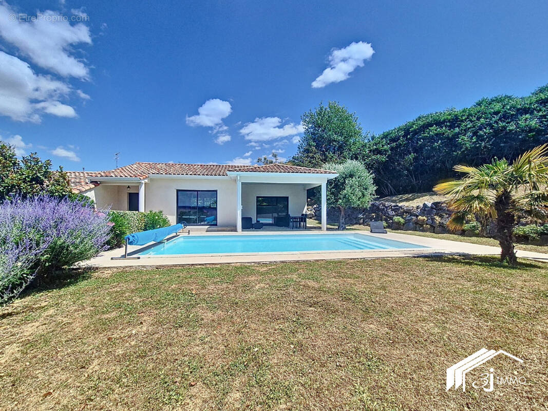 Maison à MONTAIGUT-SUR-SAVE