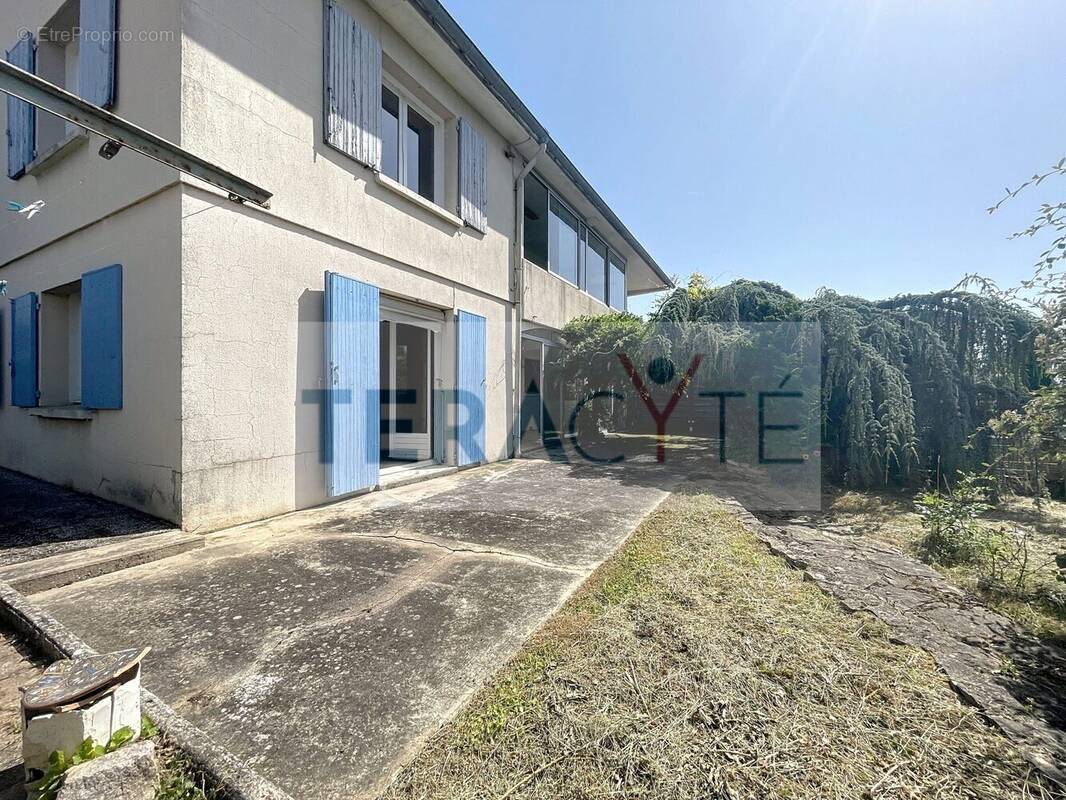 Appartement à GENAY