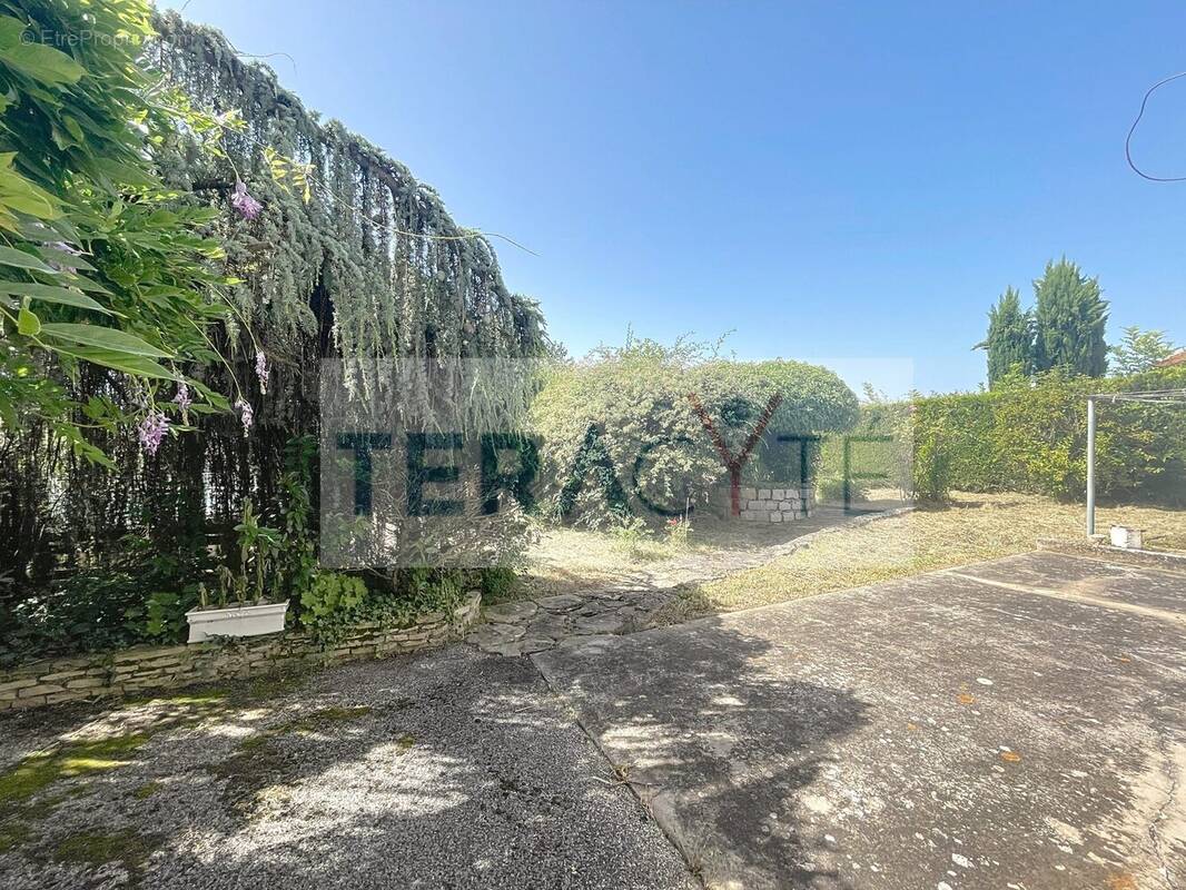 Appartement à GENAY