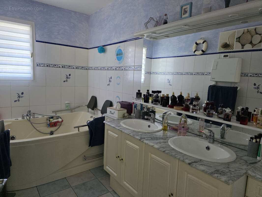 Maison à DUN-SUR-AURON