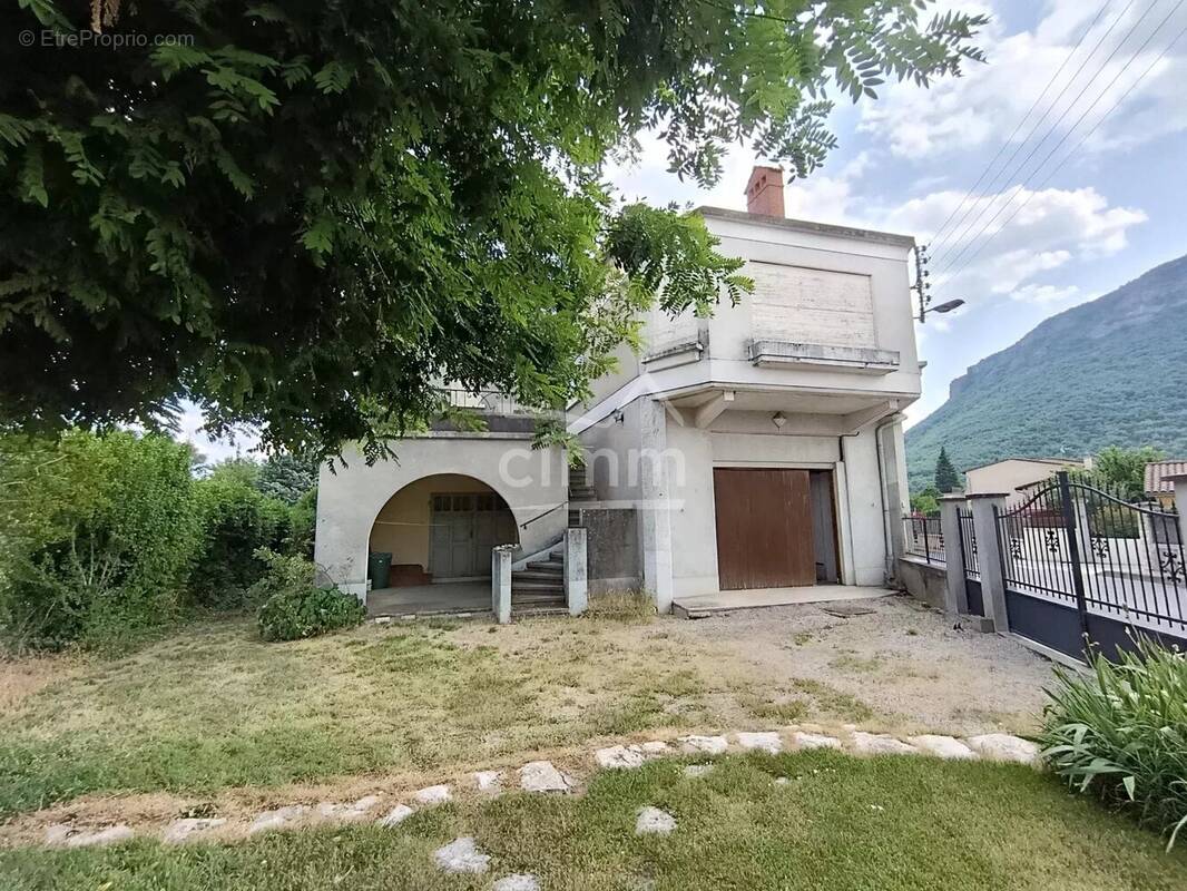 Maison à LARAGNE-MONTEGLIN