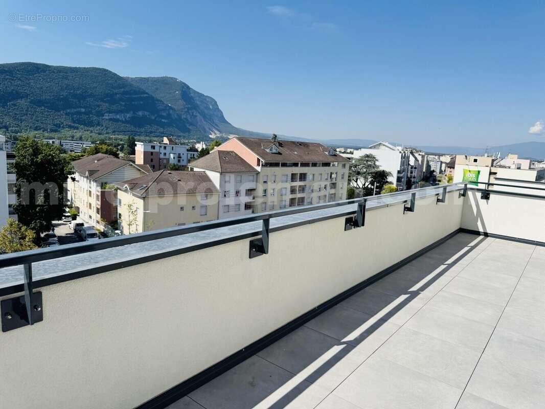 Appartement_T4_Ambilly_belle_superficie_prox_frontière_Suisse_tram_Ceva_direction_Genève_Secteur_calme_Verdoyant_Frontaliers_Cuisine_séjour_chambre_1_chambre_2_chambre_3_chambre_4_salle_de_bain_1_salle_de_bain_2_terrasse_vue - Appartement à AMBILLY