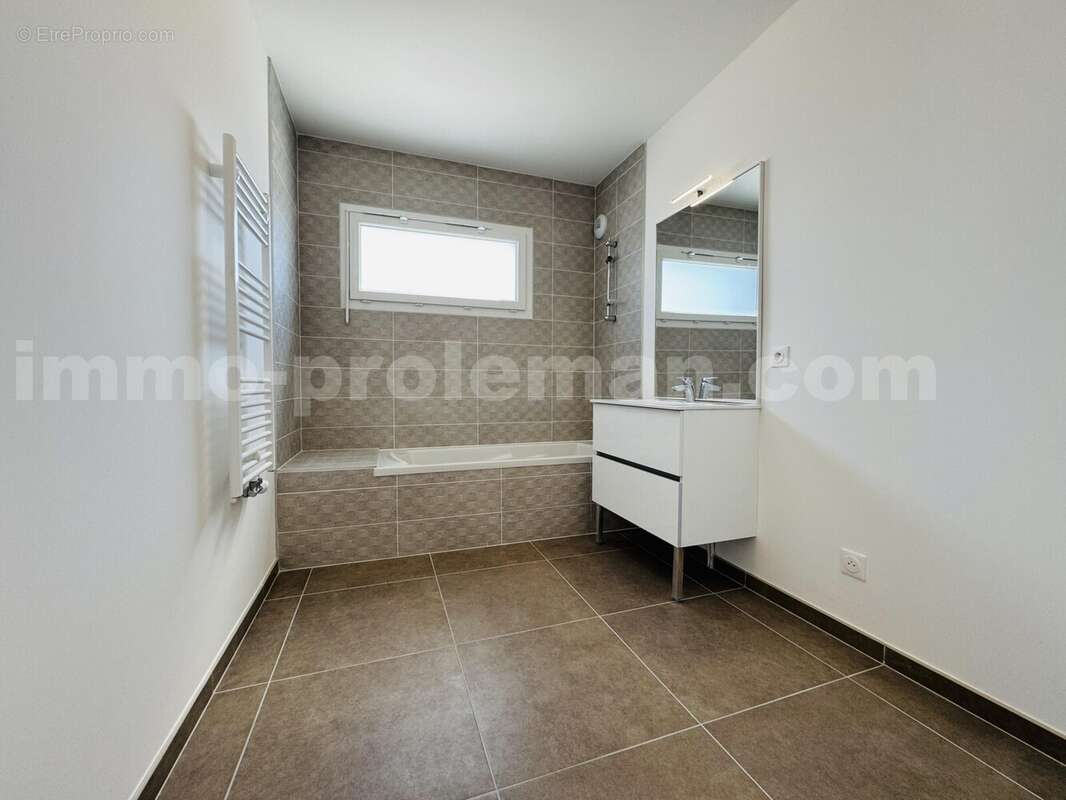 Appartement_T4_Ambilly_belle_superficie_prox_frontière_Suisse_tram_Ceva_direction_Genève_Secteur_calme_Verdoyant_Frontaliers_Cuisine_séjour_chambre_1_chambre_2_suite_parentale_salle_d_eau_salle_de_bain - Appartement à AMBILLY