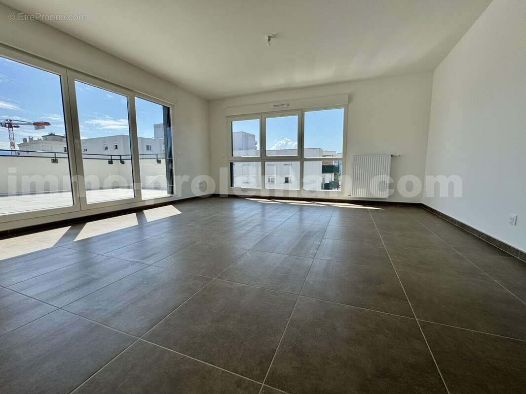 Appartement_T4_Ambilly_belle_superficie_prox_frontière_Suisse_tram_Ceva_direction_Genève_Secteur_calme_Verdoyant_Frontaliers_Cuisine_séjour - Appartement à AMBILLY