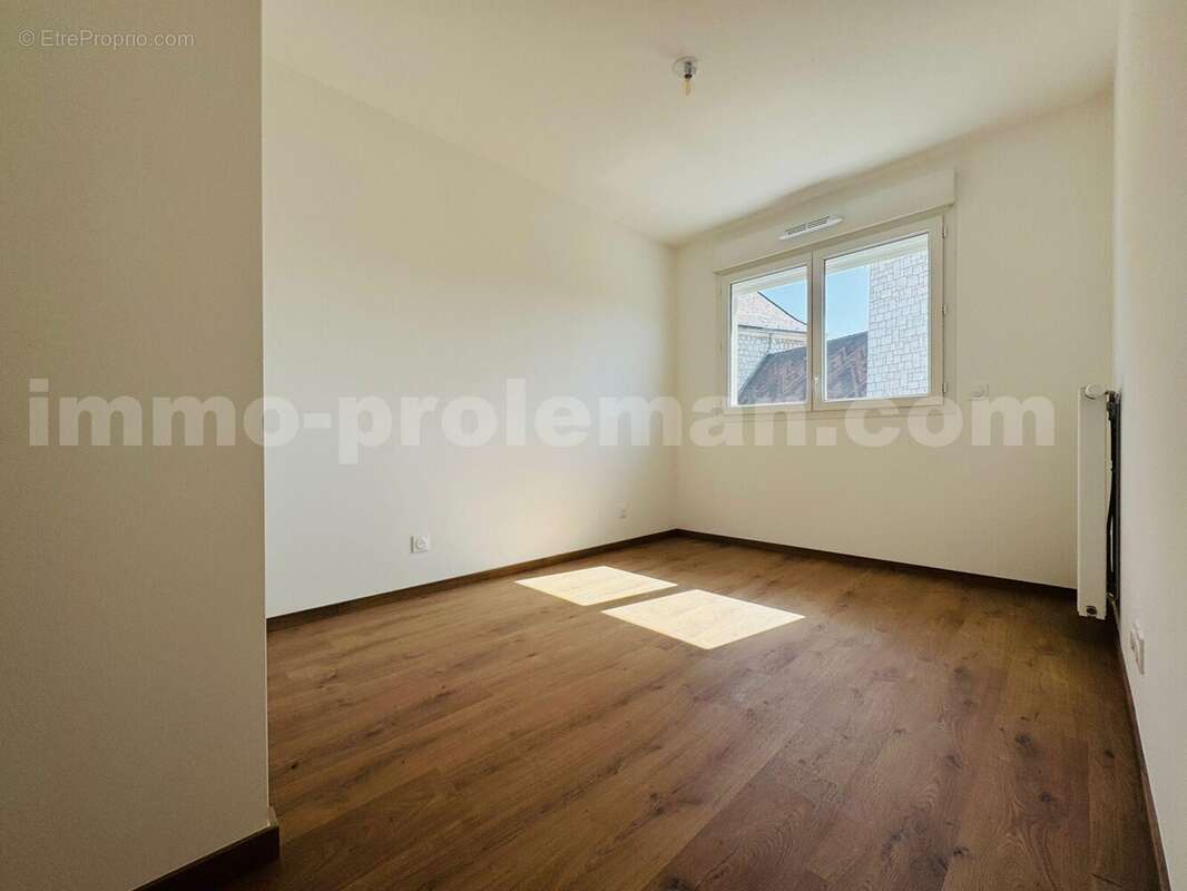 Appartement_T5_Annemasse_Hyper_centre_belle_superficie_prox_frontière_Suisse_tram_Ceva_direction_GENEVE_Frontaliers_Moderne_Salon_séjour_dégagement_chambre_1_ - Appartement à ANNEMASSE