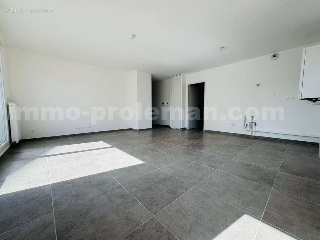 Appartement_T5_Annemasse_Hyper_centre_belle_superficie_prox_frontière_Suisse_tram_Ceva_direction_GENEVE_Frontaliers_Moderne_Salon_séjour_ - Appartement à ANNEMASSE