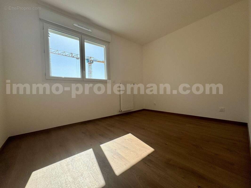 Appartement_T5_Annemasse_Hyper_centre_belle_superficie_prox_frontière_Suisse_tram_Ceva_direction_GENEVE_Frontaliers_Moderne_Salon_séjour_dégagement_chambre_1_chambre_2_ - Appartement à ANNEMASSE