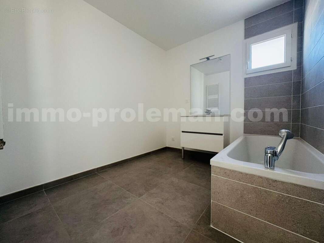 Appartement_T5_Annemasse_Hyper_centre_belle_superficie_prox_frontière_Suisse_tram_Ceva_direction_GENEVE_Frontaliers_Moderne_Salon_séjour_dégagement_chambre_1_chambre_2_chambre_3_salle_de_bain_ - Appartement à ANNEMASSE