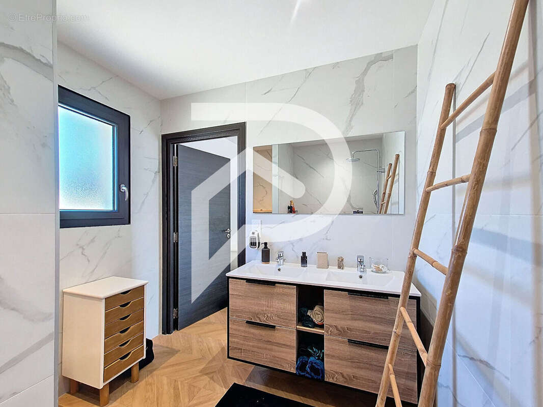 Maison à MONTELIMAR