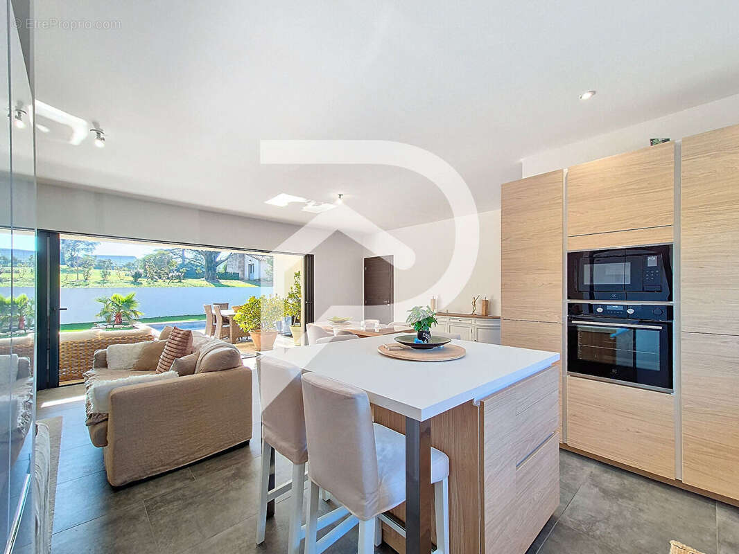 Maison à MONTELIMAR