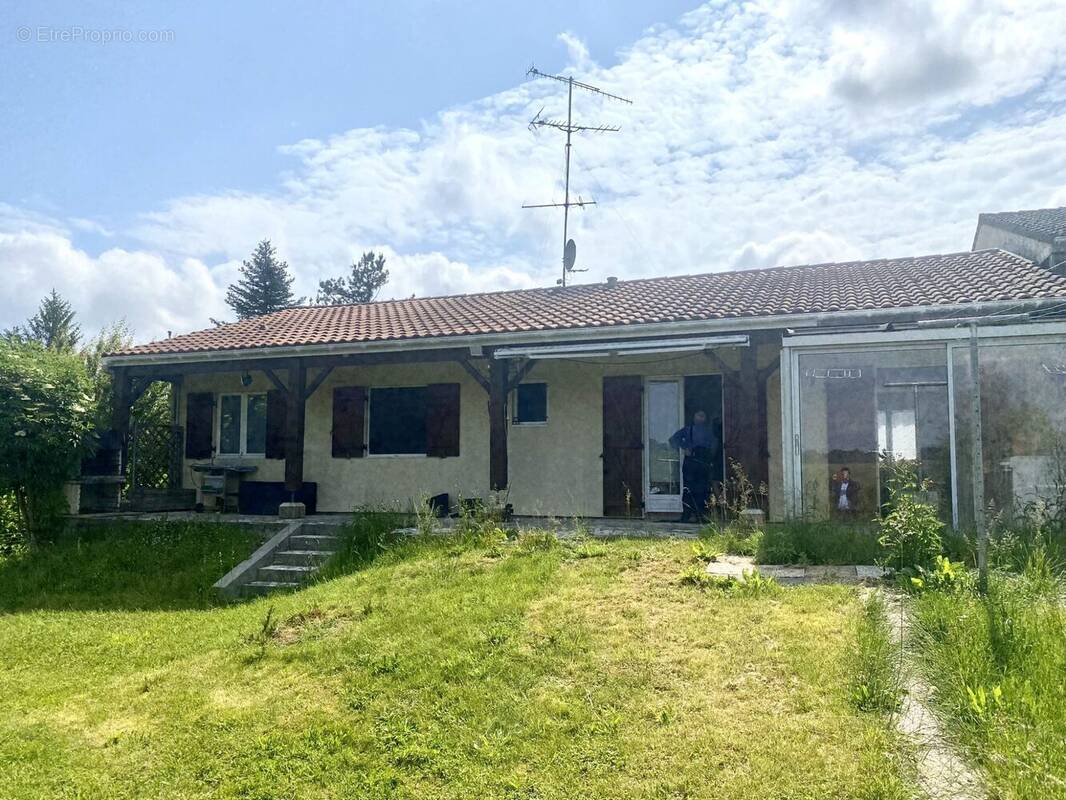 Maison à SAINT-PIERRE-DE-CHIGNAC