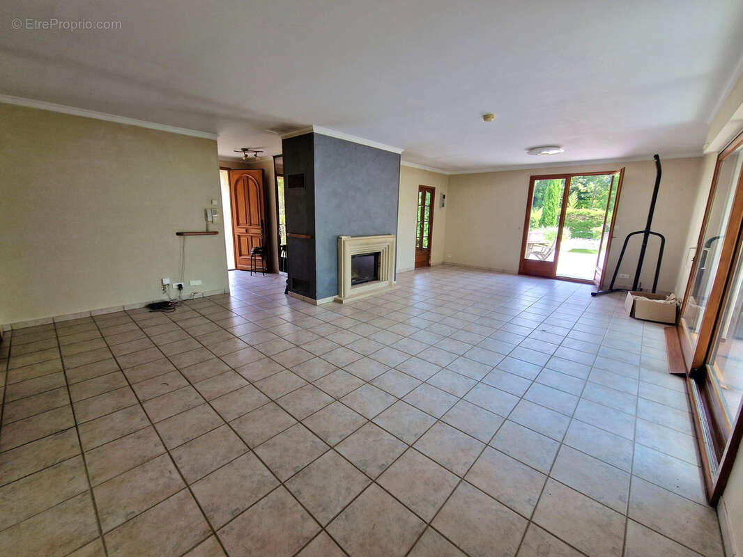 Maison à VEUREY-VOROIZE