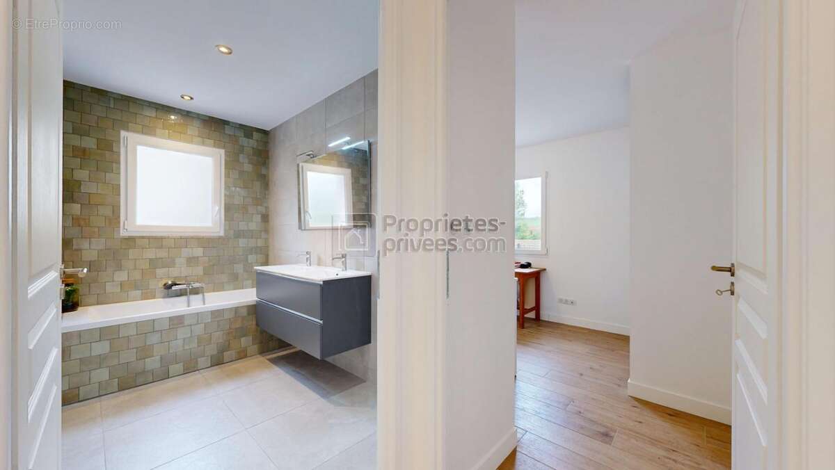 Maison à LACROIX-FALGARDE