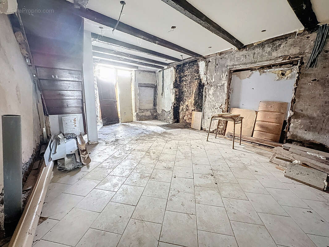 Commerce à MIRECOURT