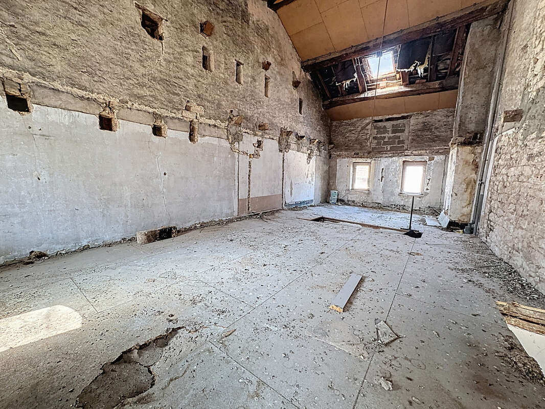 Commerce à MIRECOURT