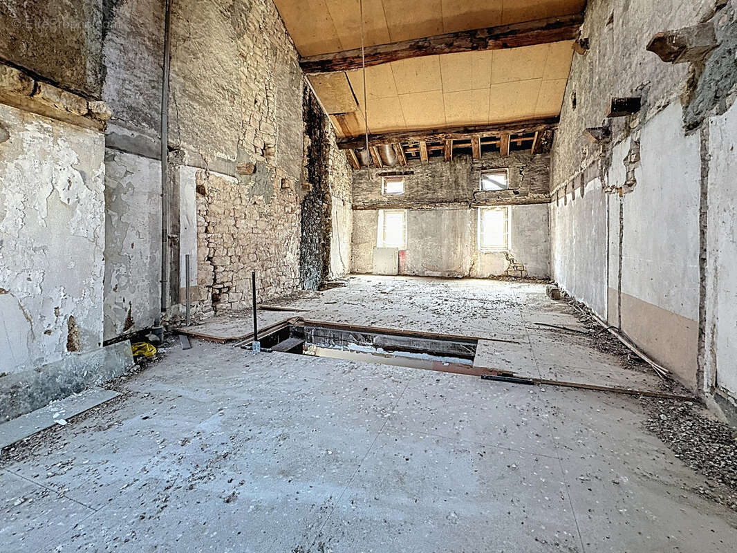 Commerce à MIRECOURT