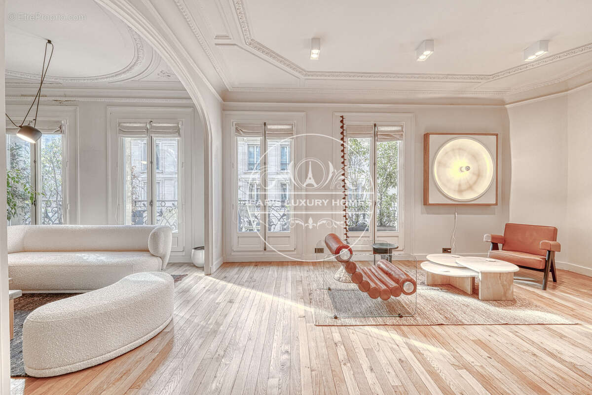 Appartement à PARIS-1E