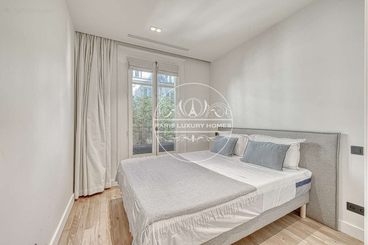 Appartement à PARIS-1E