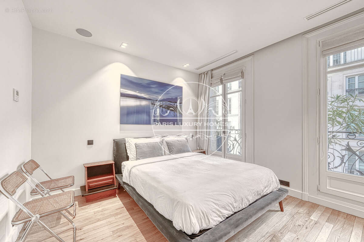 Appartement à PARIS-1E