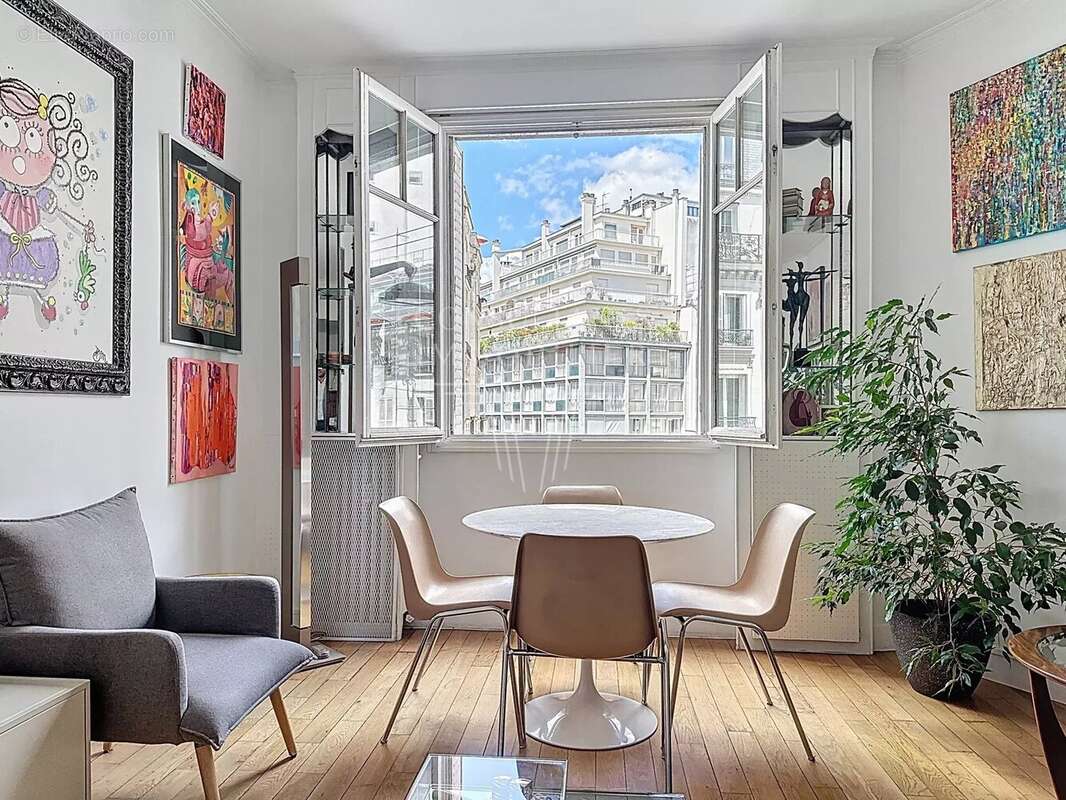 Appartement à PARIS-16E