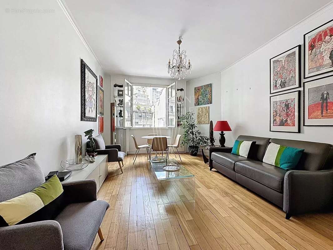 Appartement à PARIS-16E