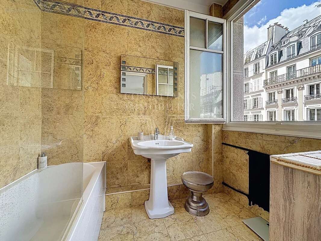 Appartement à PARIS-16E