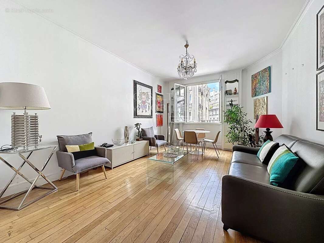 Appartement à PARIS-16E