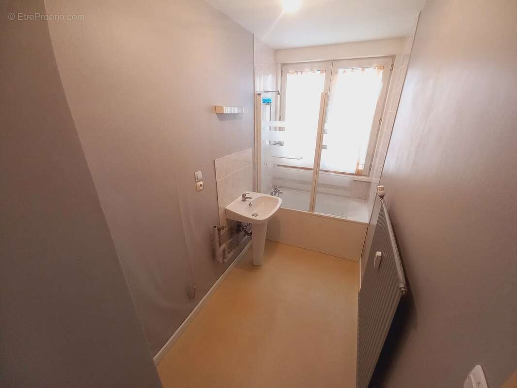 salle de bain - Appartement à RAISMES