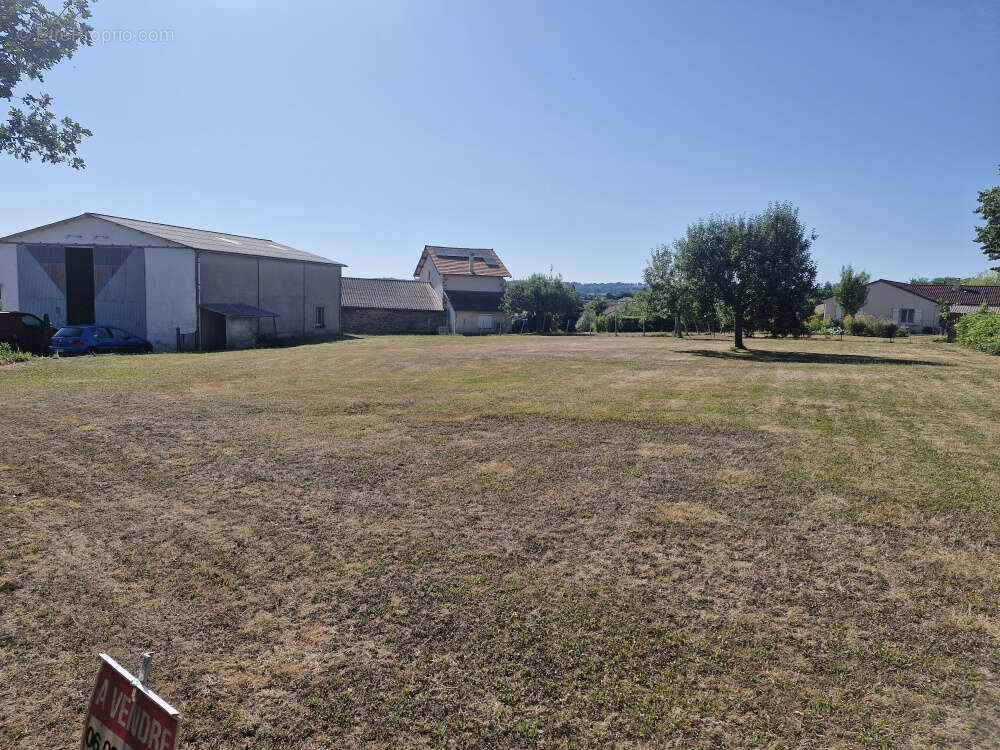 Commerce à AIXE-SUR-VIENNE