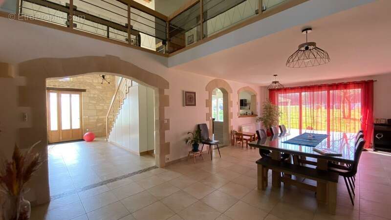 Maison à SAINT-CHRISTOLY-DE-BLAYE