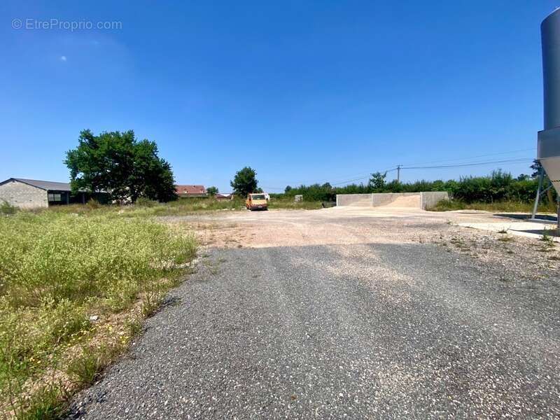 Terrain à VITRY-EN-CHAROLLAIS