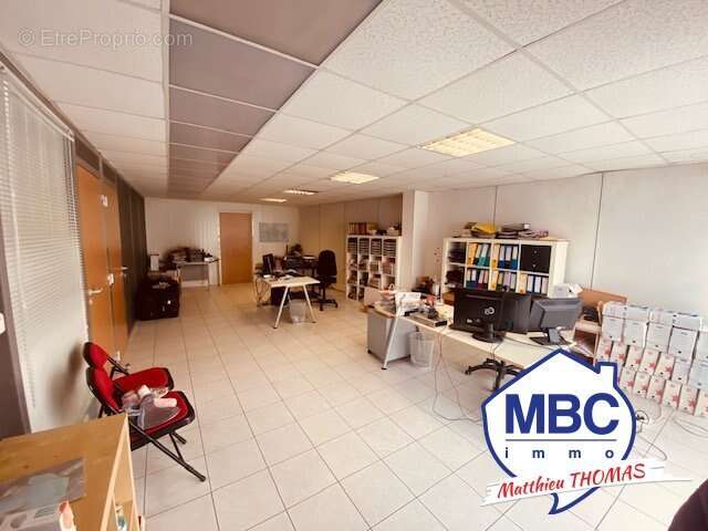 Commerce à MONTREVAULT