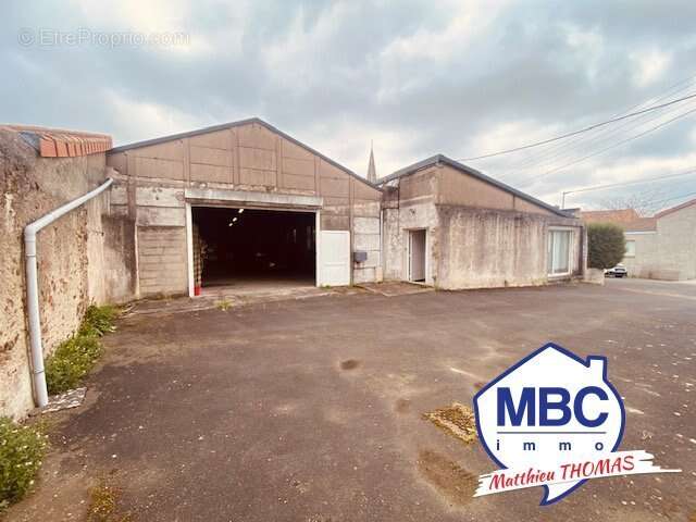 Commerce à MONTREVAULT