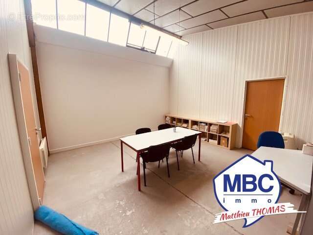 Commerce à MONTREVAULT