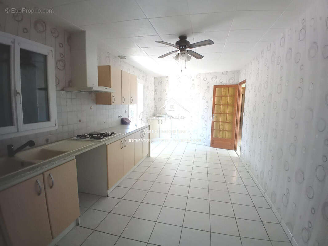 Cuisine aménagée et équipée  - Maison à DANGE-SAINT-ROMAIN