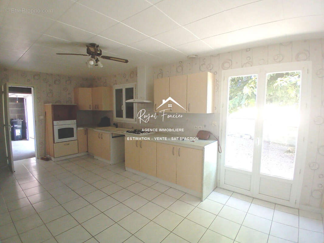 Cuisine indépendante de 18 m2  - Maison à DANGE-SAINT-ROMAIN