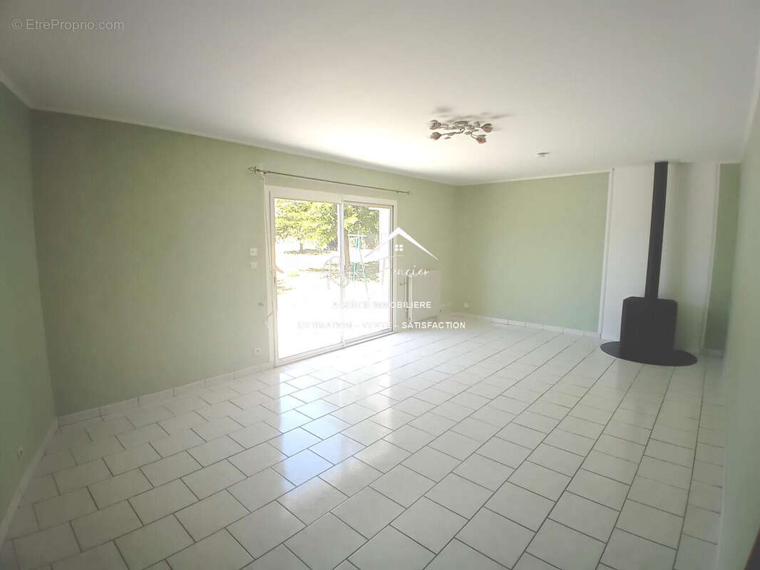 Espace de vie de 30 m2 avec poêle à bois  - Maison à DANGE-SAINT-ROMAIN