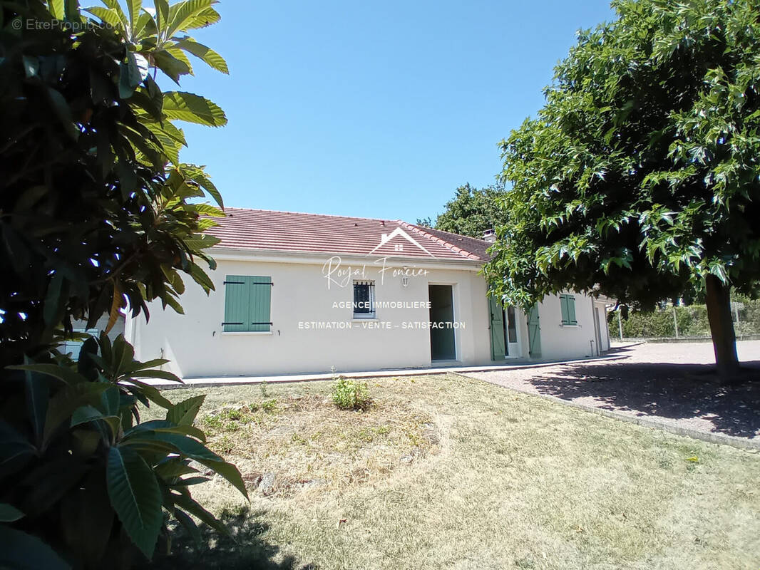 Plain pied de 95 m2 hab avec 3 chambres  - Maison à DANGE-SAINT-ROMAIN