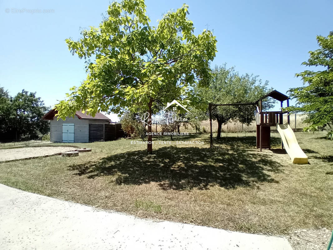 Terrain clos ert arboré de 1500 m2  - Maison à DANGE-SAINT-ROMAIN