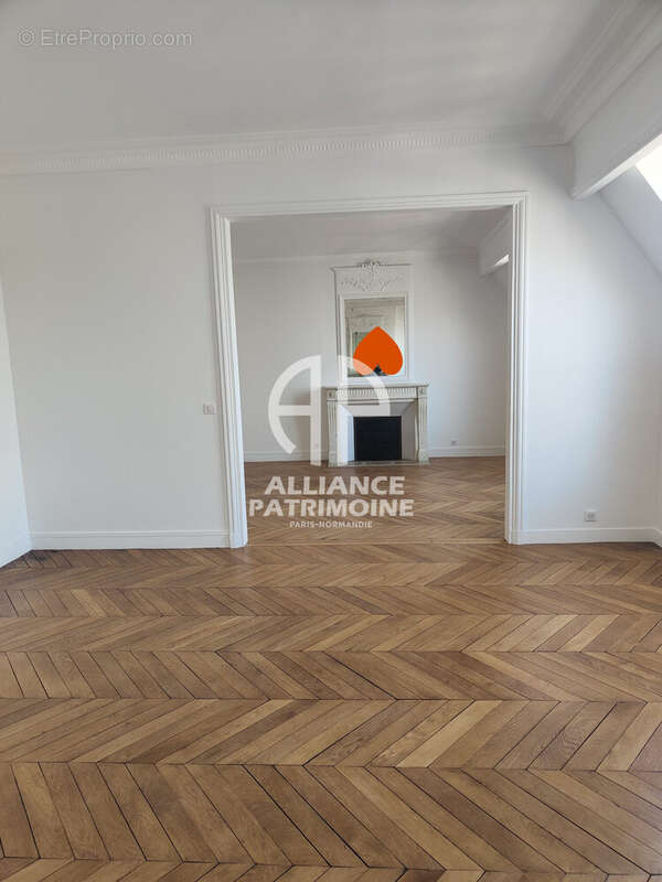 Double séjour parquet point de Hongrie avec chaminée  - Appartement à PARIS-8E
