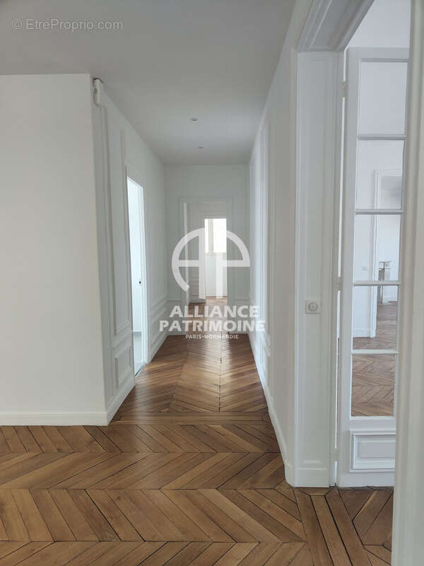 Entrée point de Hongrie - Appartement à PARIS-8E