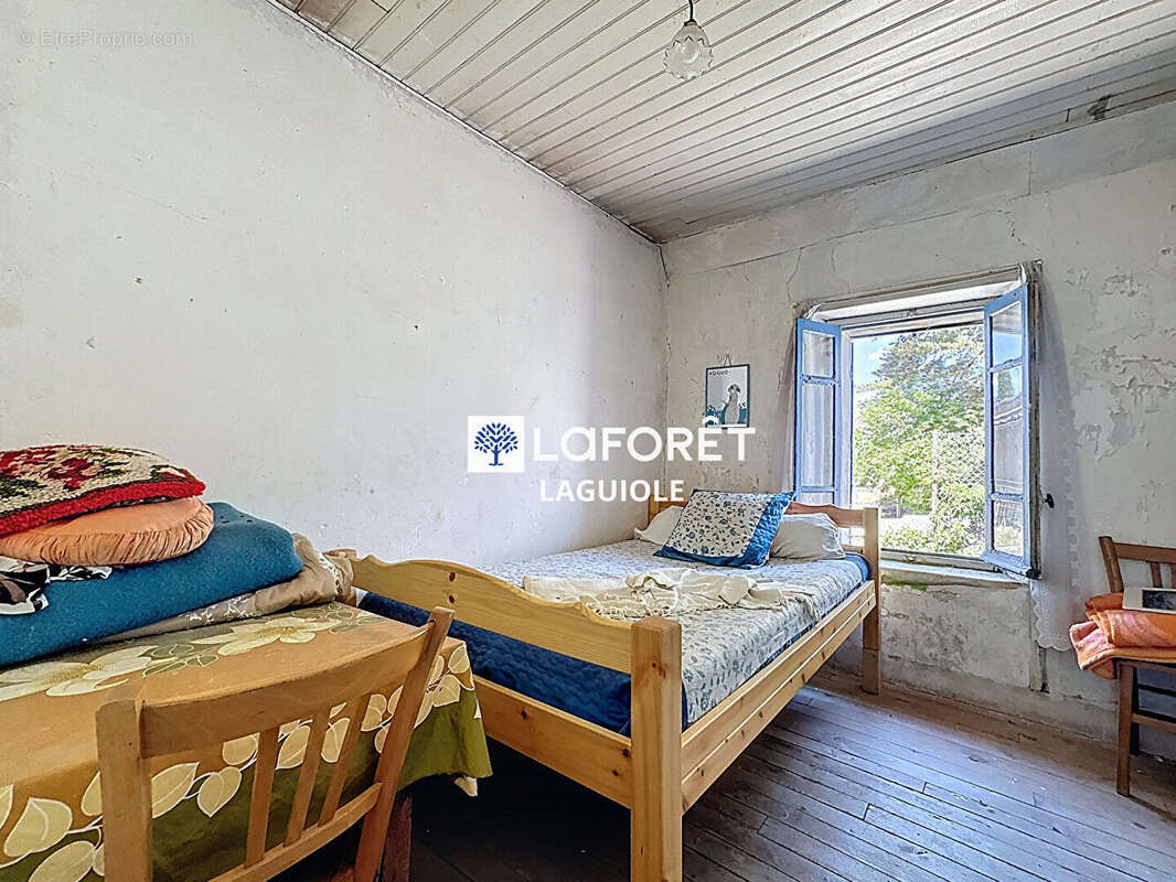 Maison à SAINTE-GENEVIEVE-SUR-ARGENCE