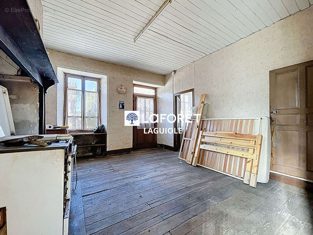 Maison à SAINTE-GENEVIEVE-SUR-ARGENCE