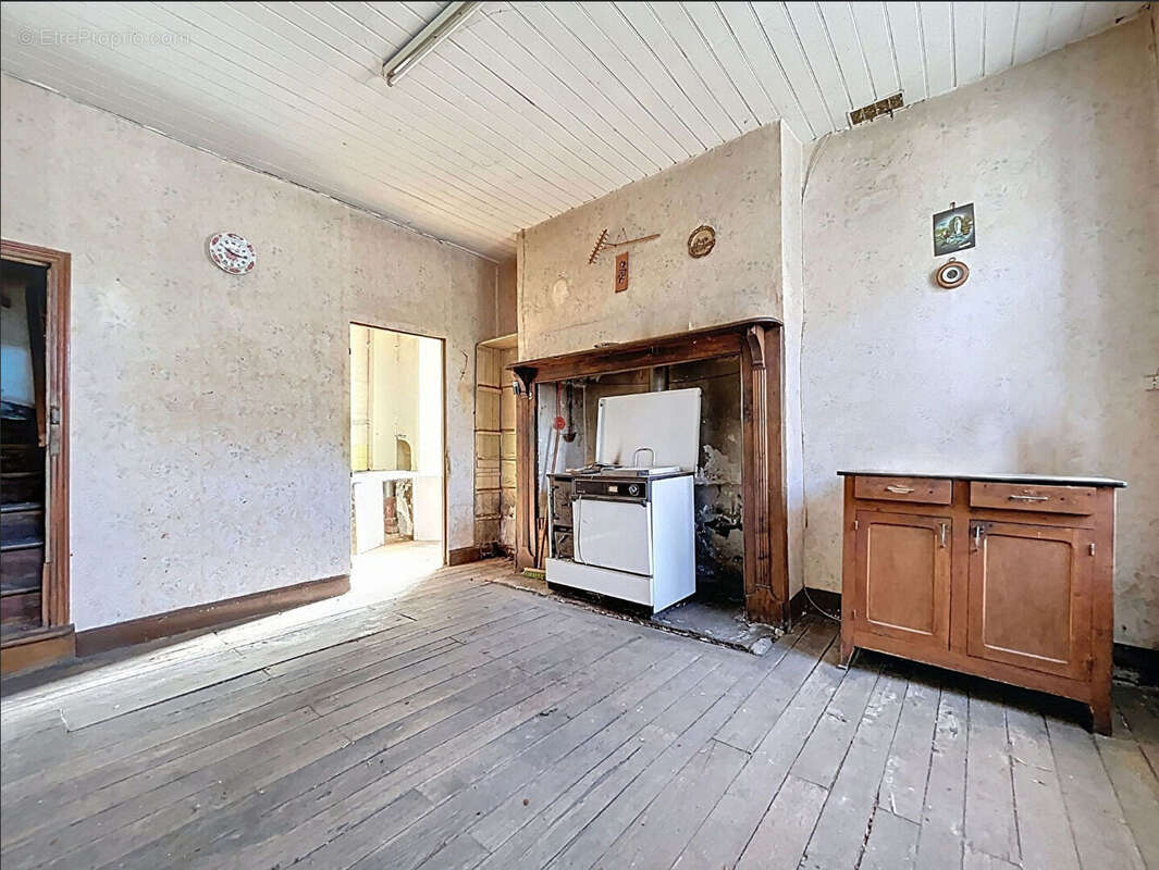 Maison à SAINTE-GENEVIEVE-SUR-ARGENCE